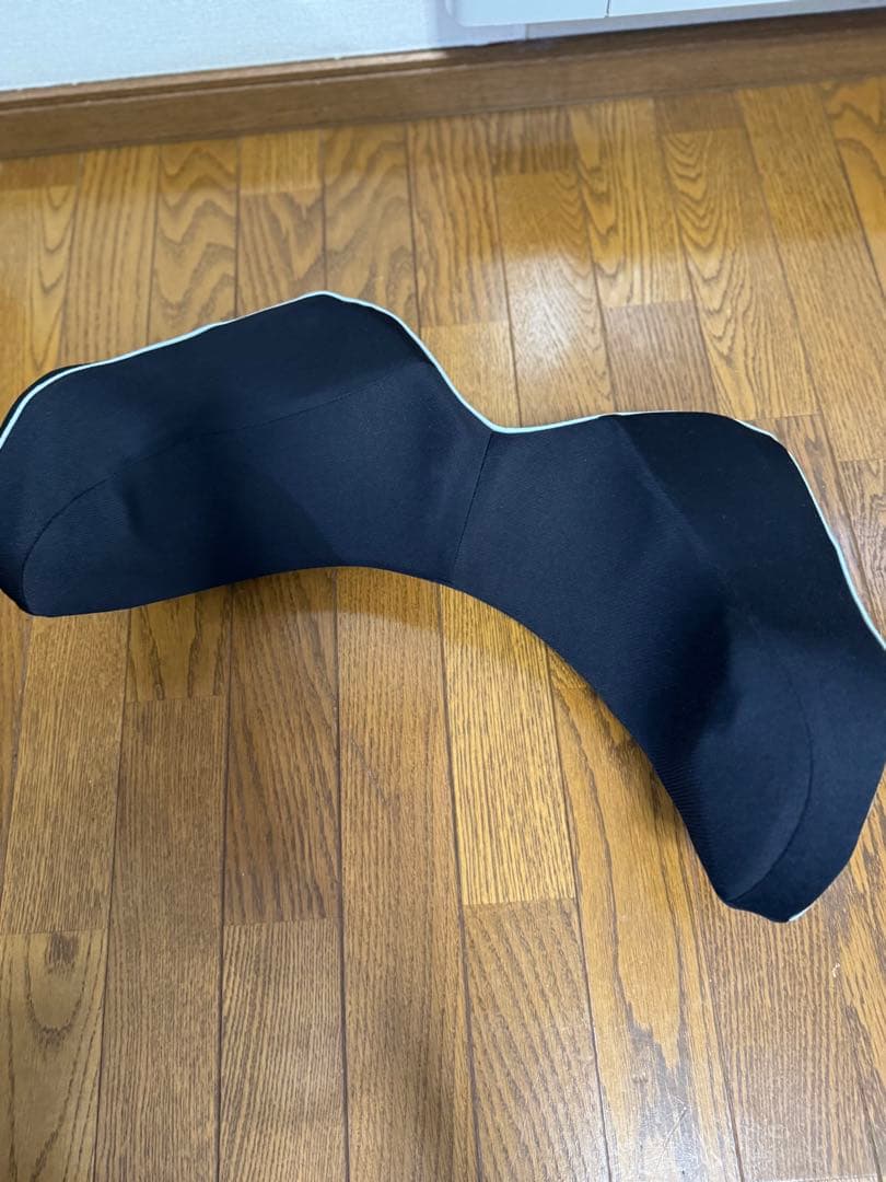 美品！【西川】Keeps キープス ランバークッション 腰枕 ブラック