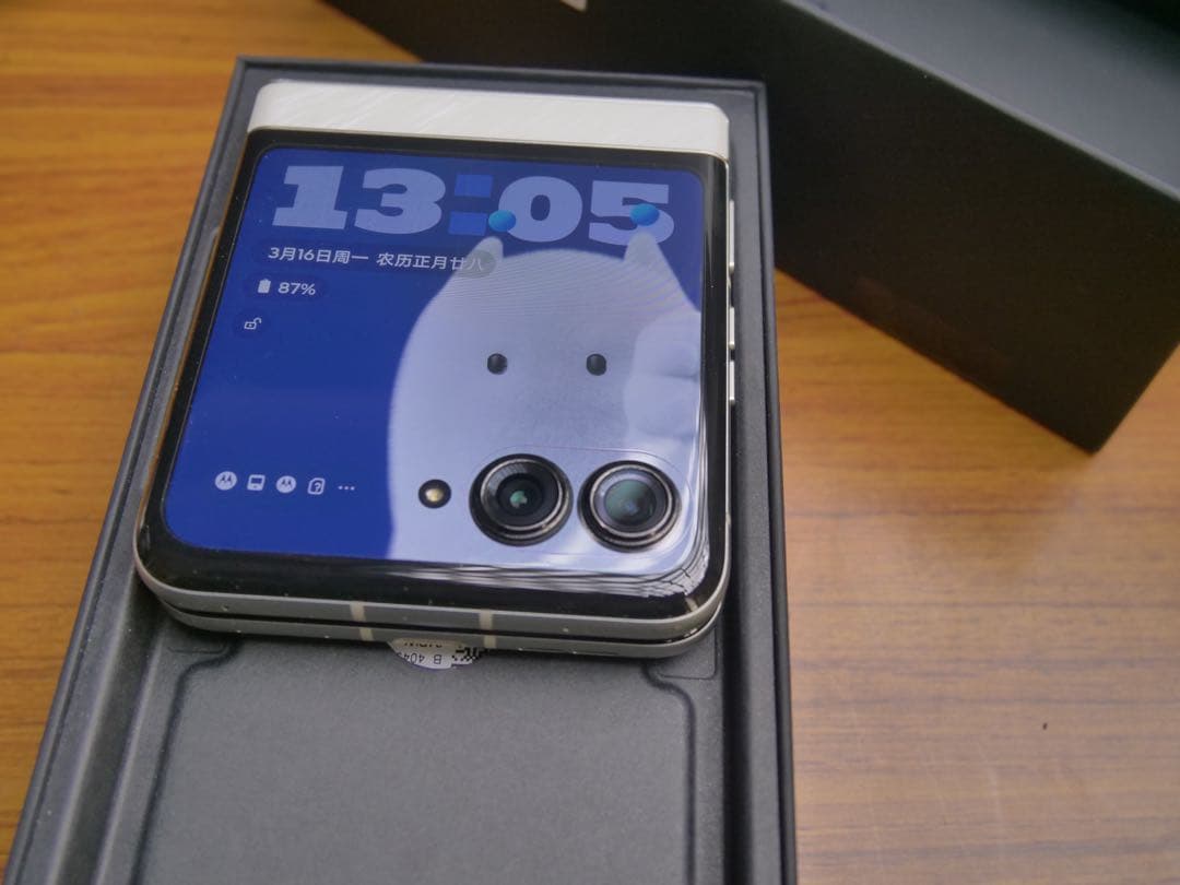 超美品　Motorola Razr 60