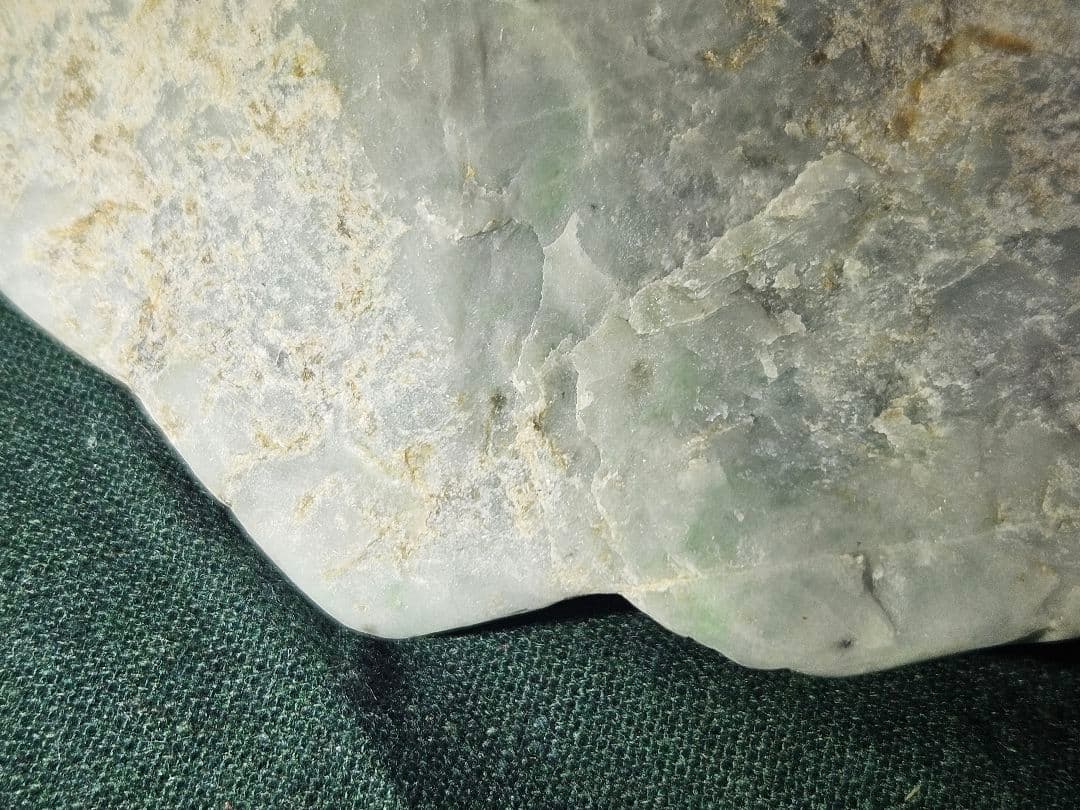 【金山谷翡翠】部分ロウカン質薄緑 約877g