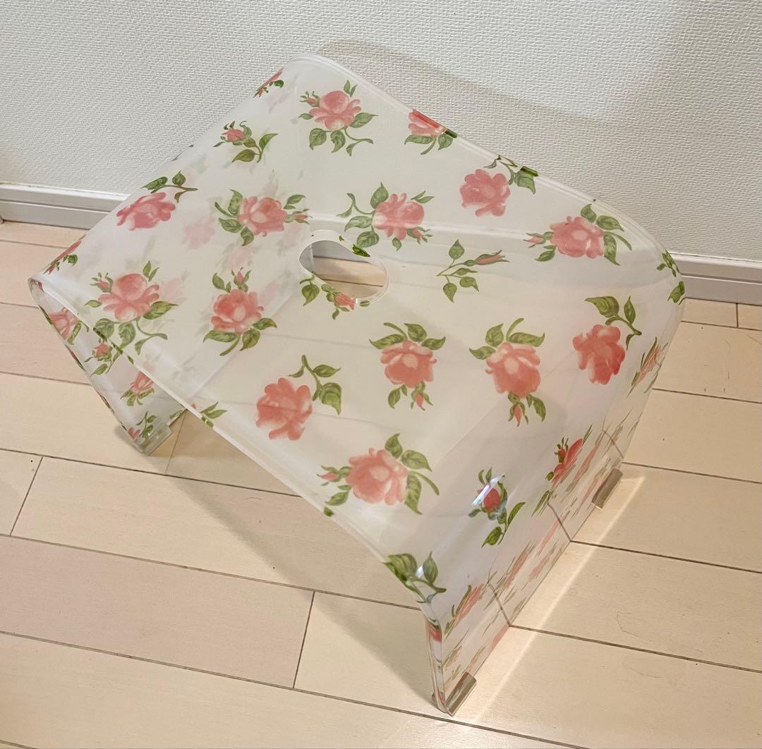 花柄 アクリル製 スツール 椅子 薔薇柄 クリア　高さ約31㎝