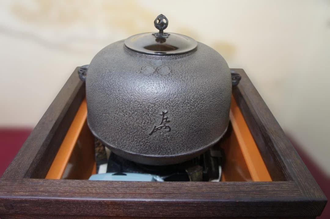 ☆美品 本桑置炉 在銘 炉釜 丸釜 釜鐶 置炉用600w炭型電熱器 送料込み