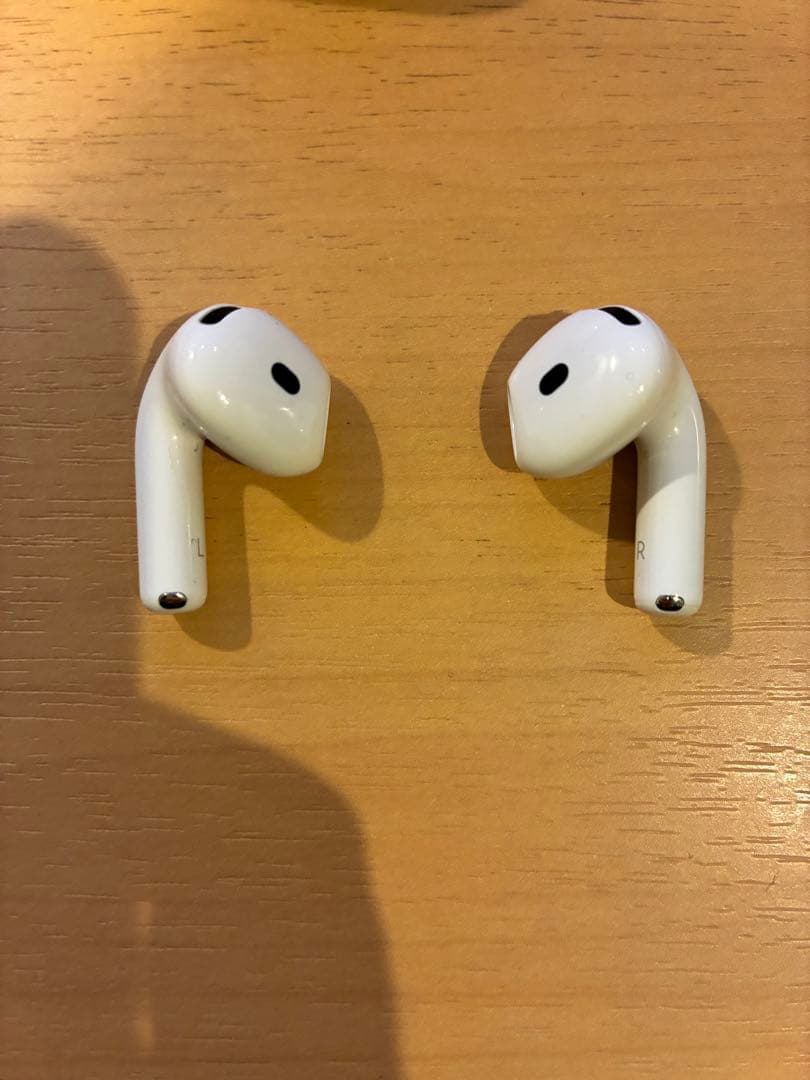 AirPods 4本体 アクティブノイズキャンセル機能　充電ケース付き ホワイト