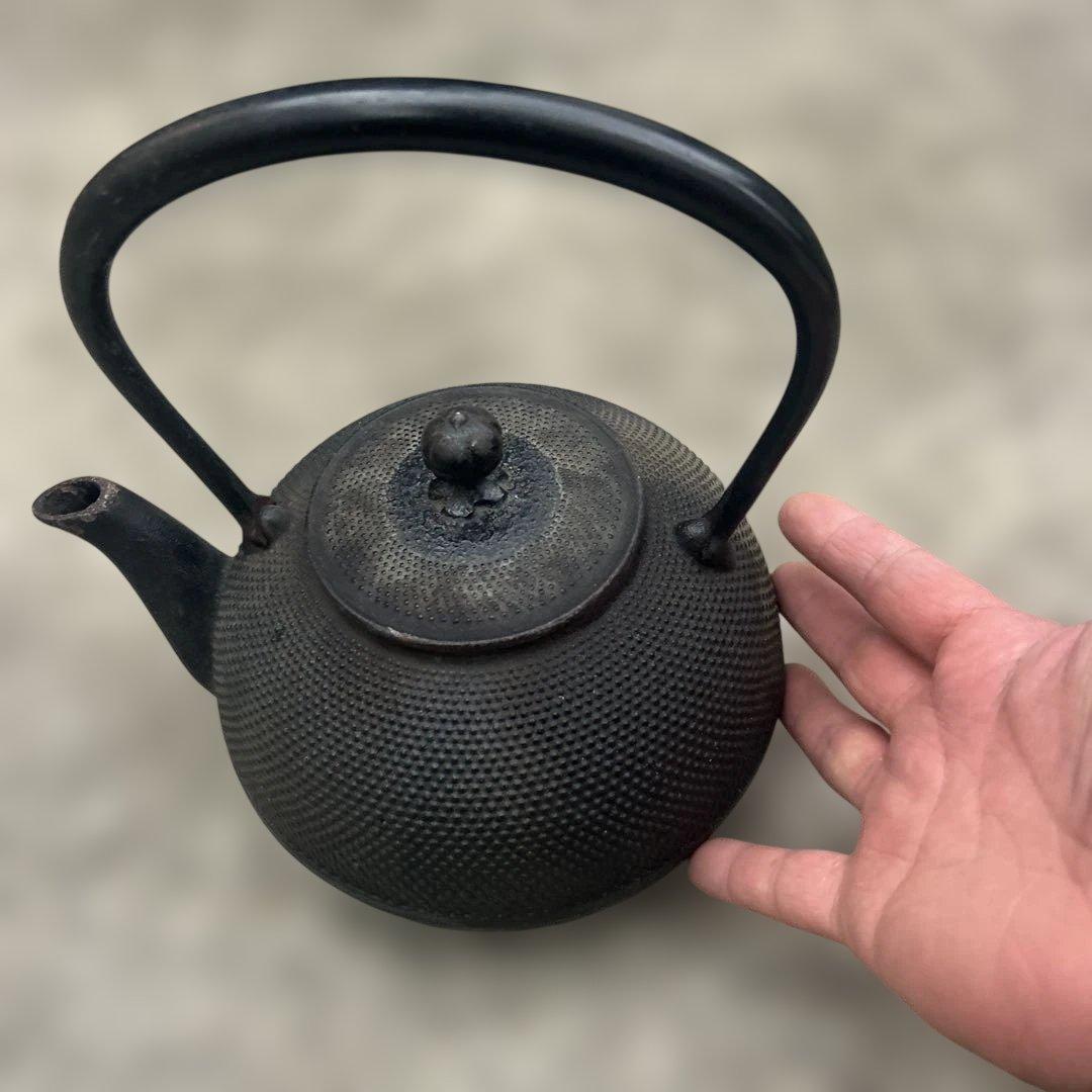 黒い鋳鉄製鉄瓶 凹凸模様