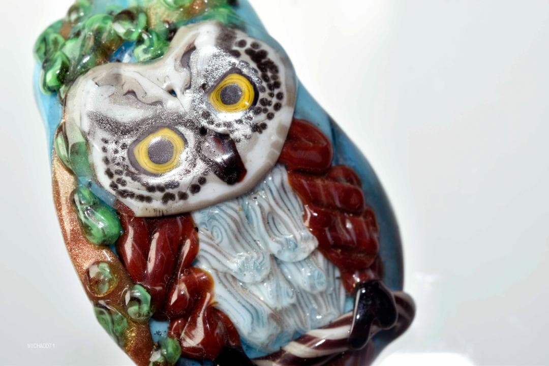 フクロウのトンボ玉 ガラスのジュエリー ペンダントトップ 12835-451