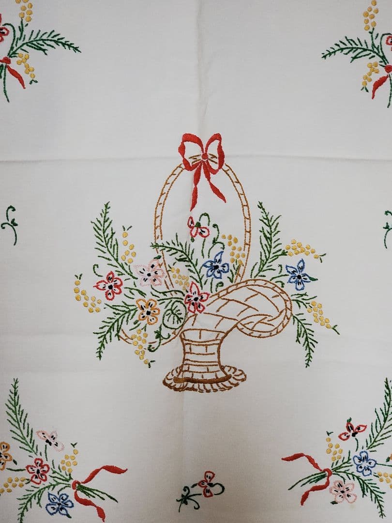 フランスヴィンテージ手刺繍　花籠パニエ　ミモザ　スミレ　リネンファブリッククロス