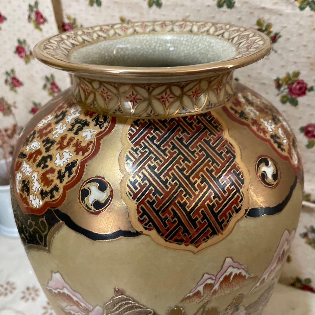 8.手描き陶器の花瓶 山と人物模様薩摩焼のようです