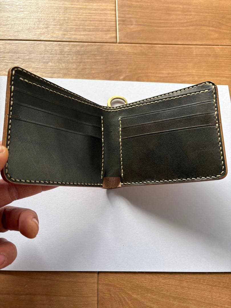 手作りの二つ折り革財布