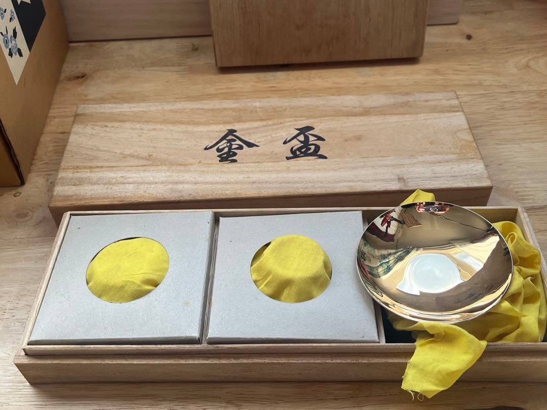 木箱入り食器 銘々皿 鉄器 金盃 有田焼　陶器　茶碗　七宝焼　香梅　10個