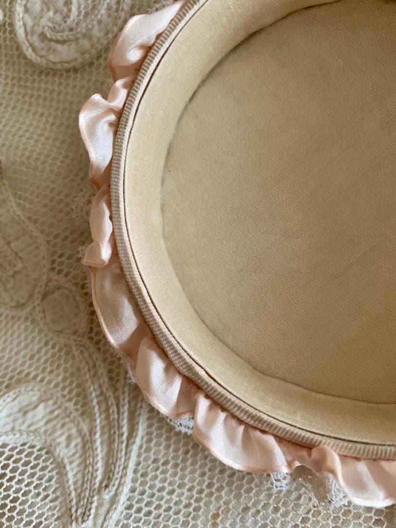 フランスアンティーク手刺繍ドイリーandロココリボンモチーフ装飾パフ・ケース