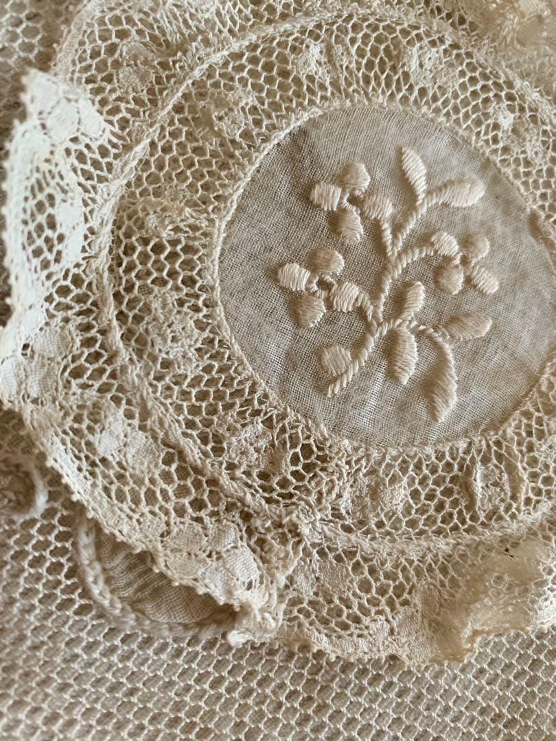フランスアンティーク手刺繍ドイリーandロココリボンモチーフ装飾パフ・ケース