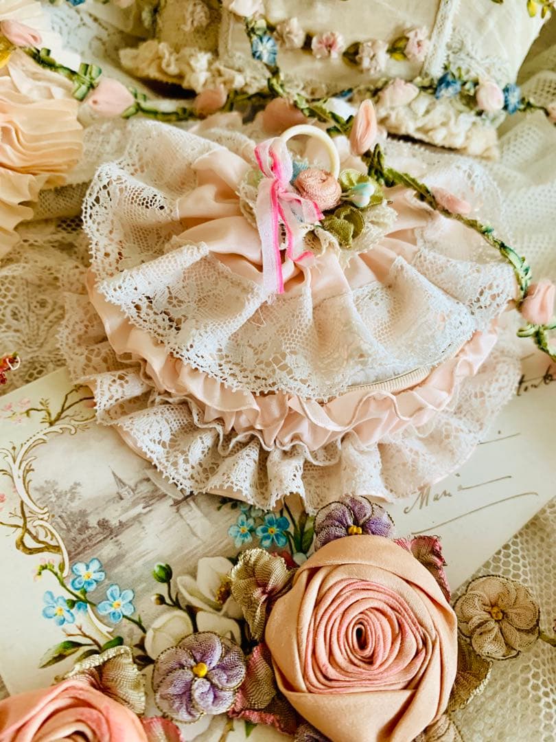 フランスアンティーク手刺繍ドイリーandロココリボンモチーフ装飾パフ・ケース