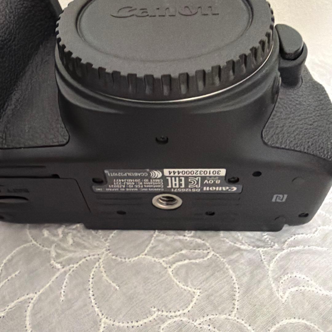 Canon EOS Kiss X8i 一眼レフカメラ レンズなし