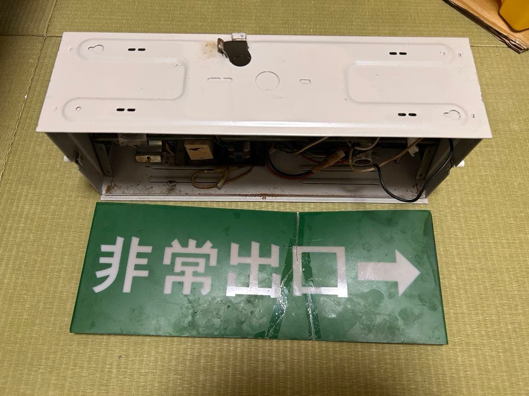 K*n様 【昭和レトロ】東芝 誘導灯 非常口 看板 当時物 ヴィンテージ
