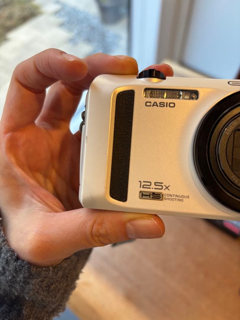 CASIO EXILIM EX-ZR100 ホワイト（箱付き）