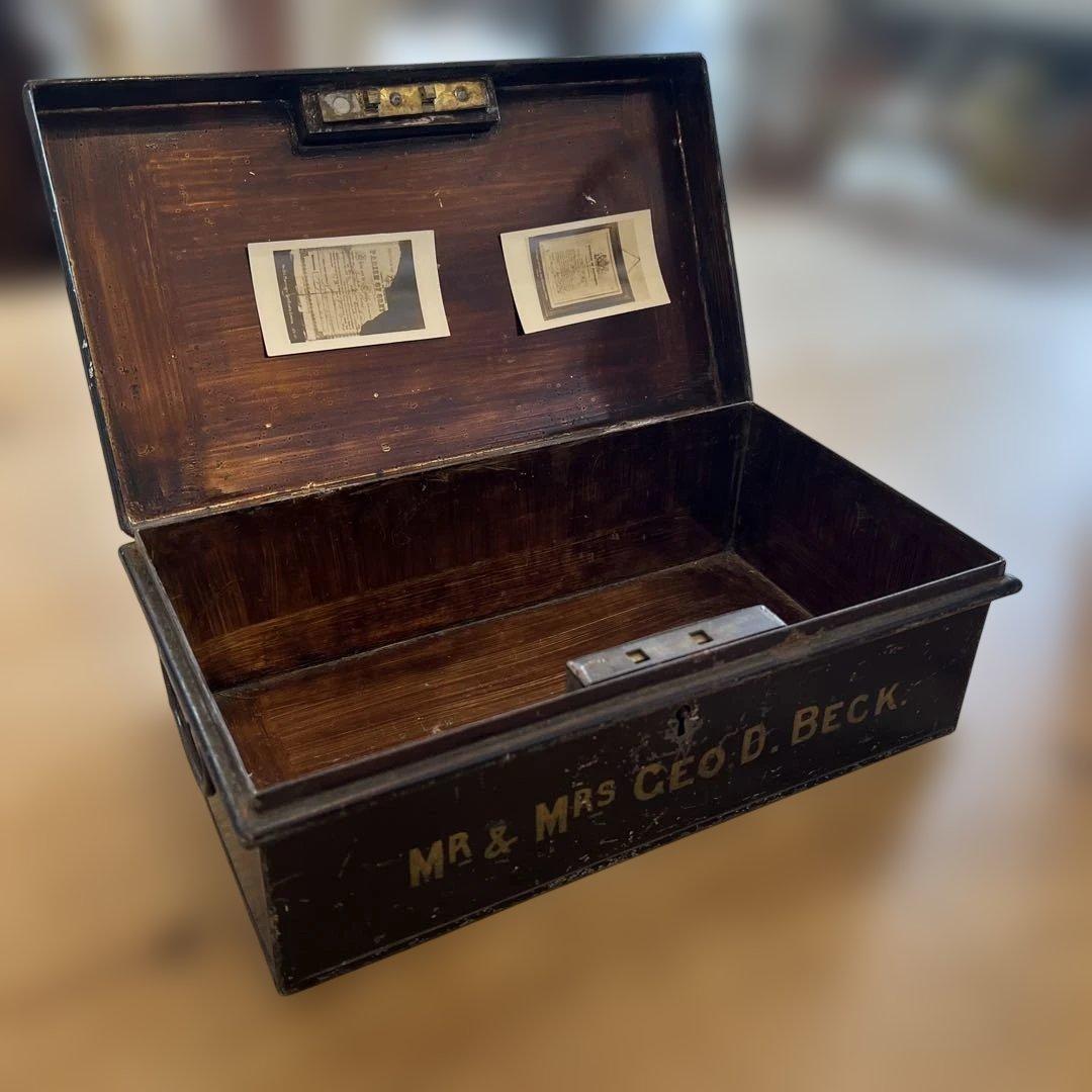 英国アンティーク金属製ボックス MR & MRS GEO D. BECK
