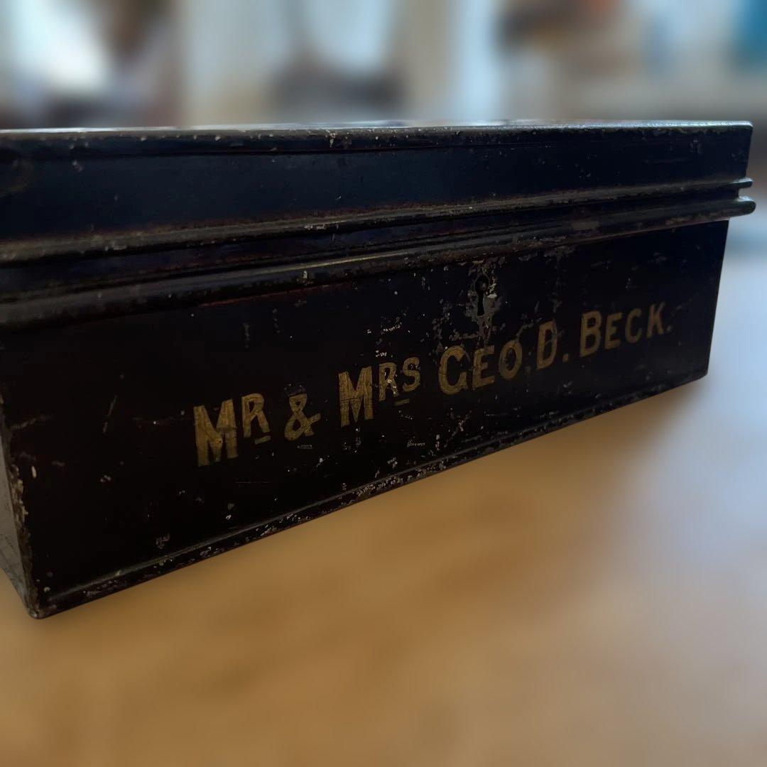 英国アンティーク金属製ボックス MR & MRS GEO D. BECK