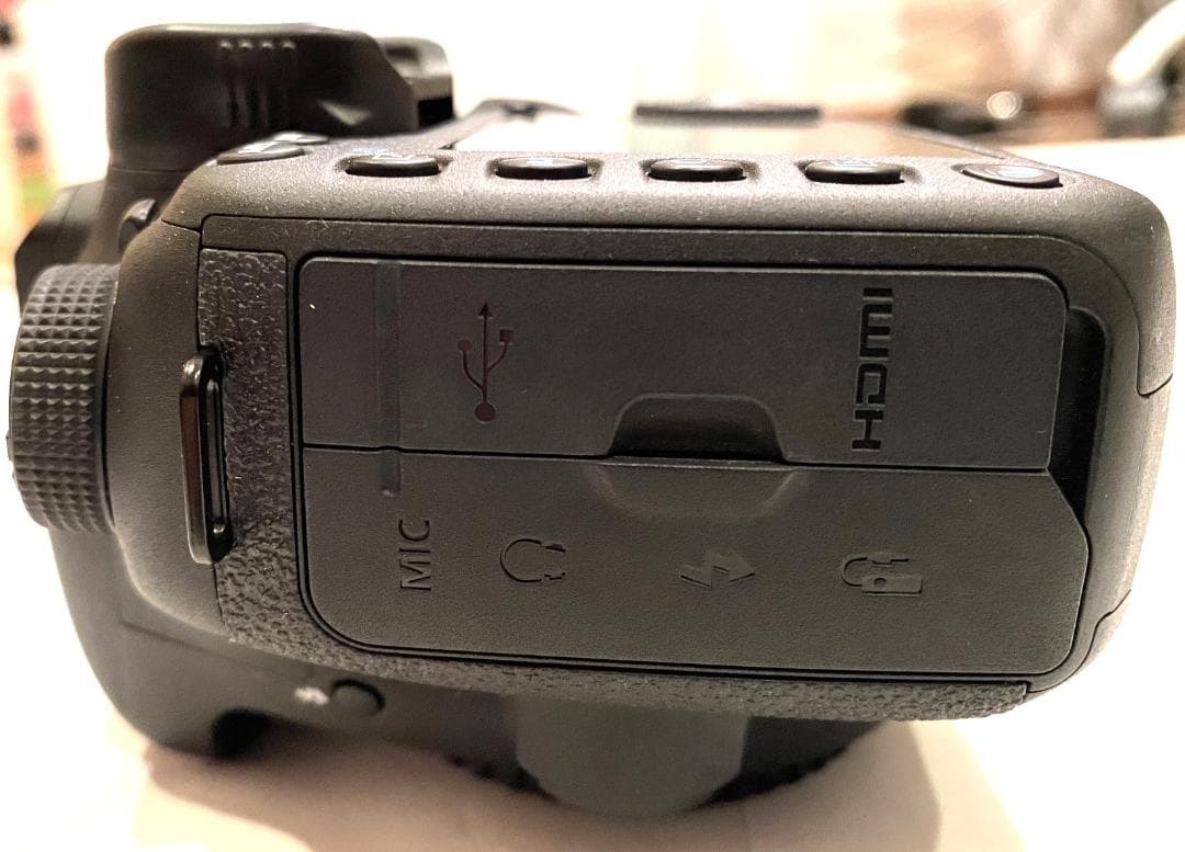 Canon EOS 7D Mark II 本体と付属品（32ＧSDカード他）