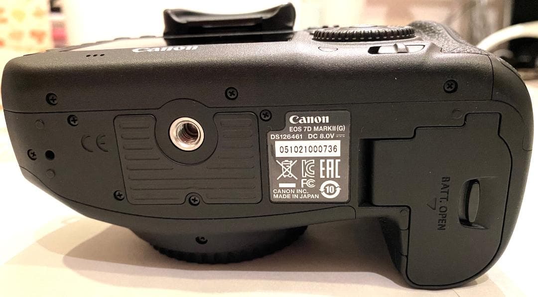Canon EOS 7D Mark II 本体と付属品（32ＧSDカード他）