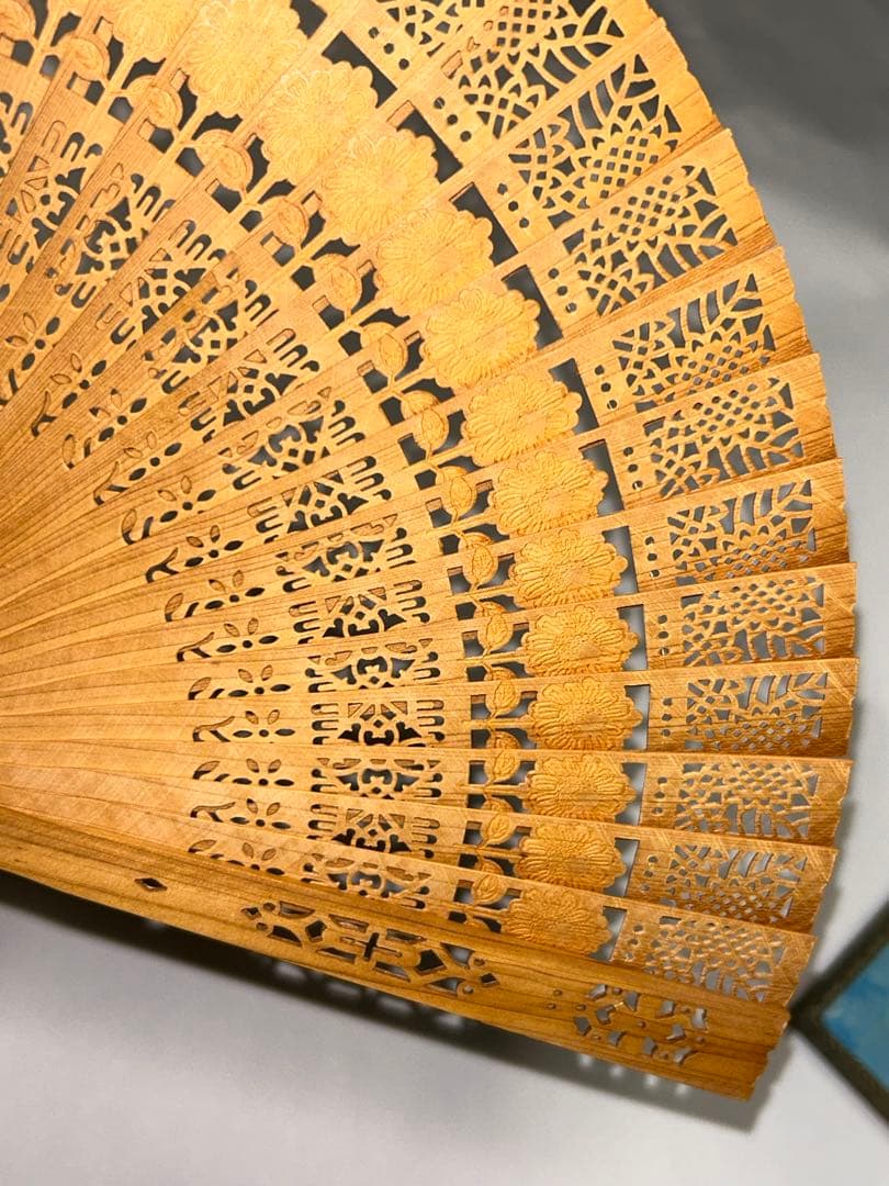 時代物　白檀　透かし彫り　扇子 共箱　本物保証　特藝柏木扇　中国古玩　私