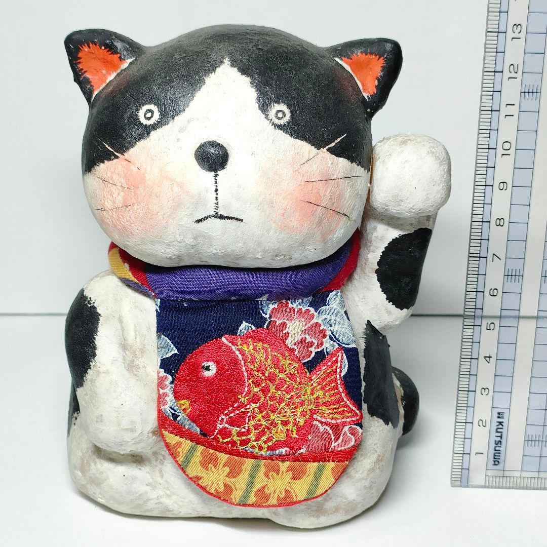 有田ひろみ・ちゃぼ Q工房　前掛けの招き猫ちゃん　左手挙げ　まねきねこ 陶芸品
