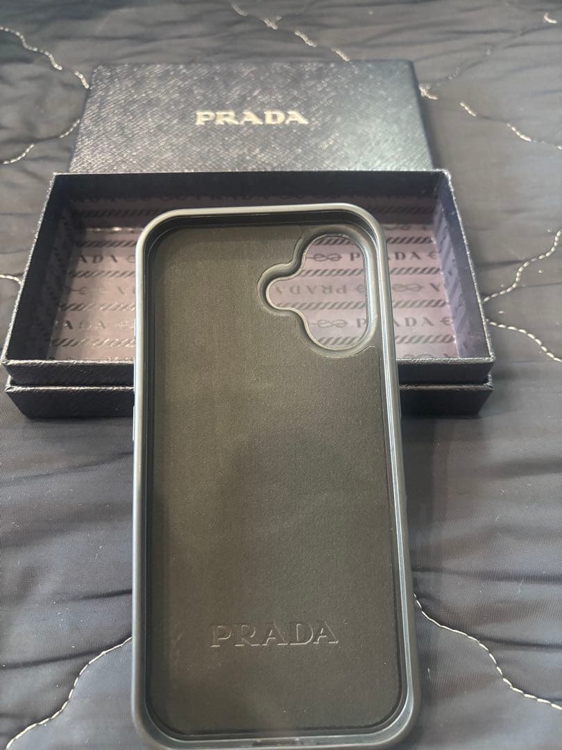 PRADA ストーン装飾 iPhone17ケース