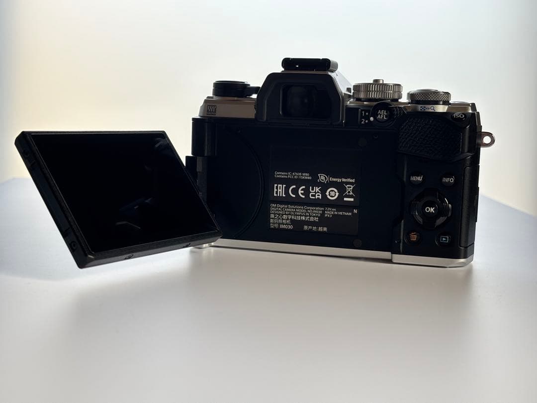【美品】OM SYSTEM OM-5 ミラーレス一眼カメラ＋グリップ