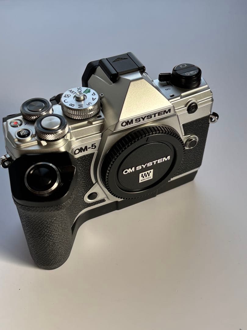 【美品】OM SYSTEM OM-5 ミラーレス一眼カメラ＋グリップ