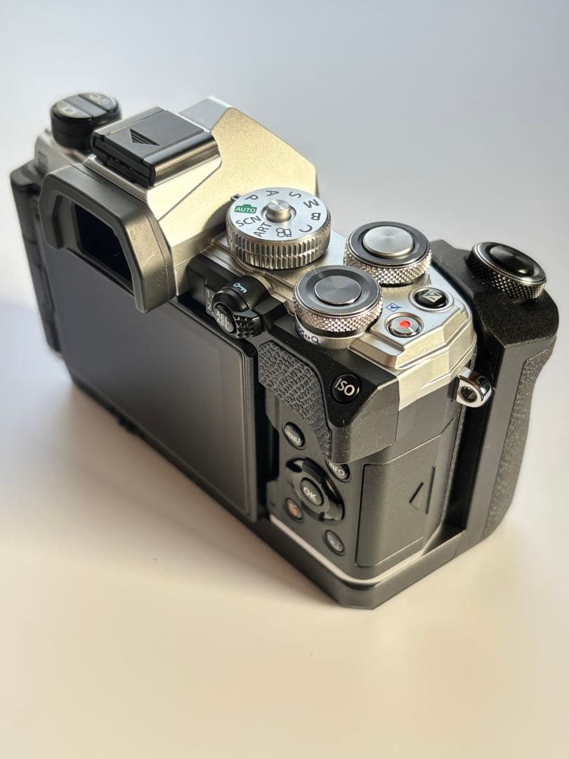 【美品】OM SYSTEM OM-5 ミラーレス一眼カメラ＋グリップ