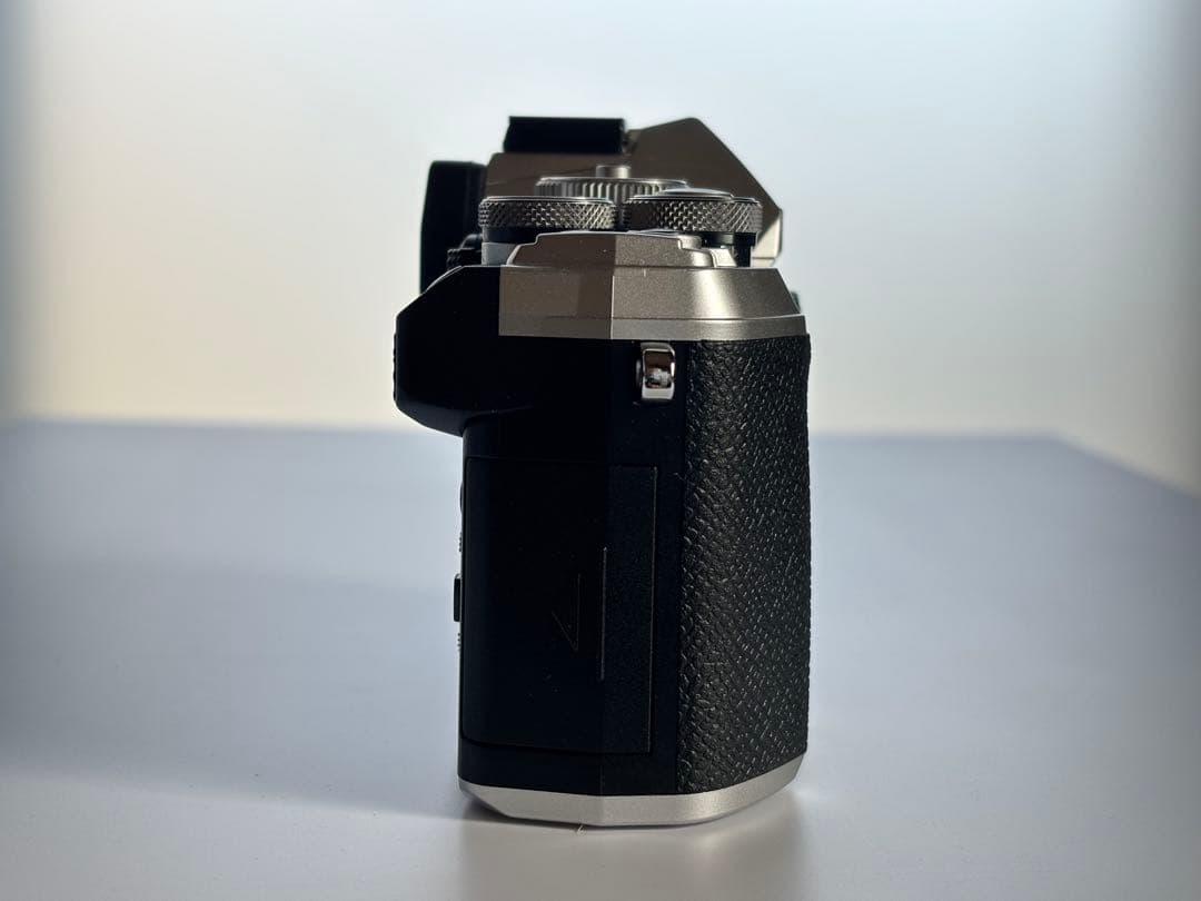 【美品】OM SYSTEM OM-5 ミラーレス一眼カメラ＋グリップ