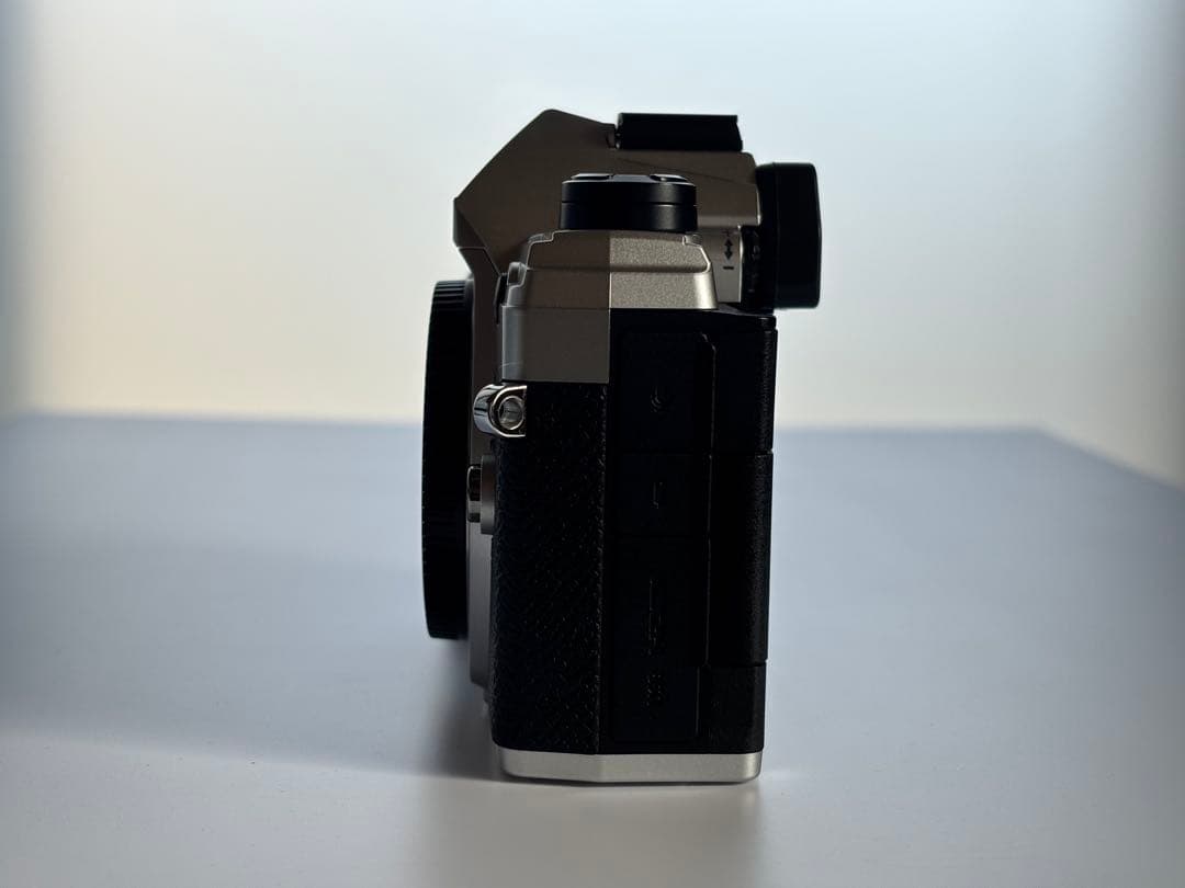 【美品】OM SYSTEM OM-5 ミラーレス一眼カメラ＋グリップ
