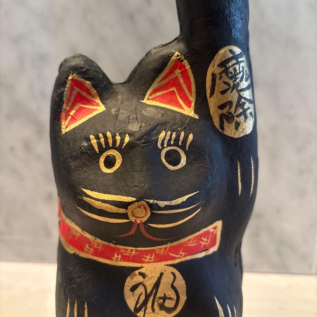 伝統工芸品ヴィンテージ黒地に金彩で高級感　お顔が可愛い過ぎる張子の招き猫
