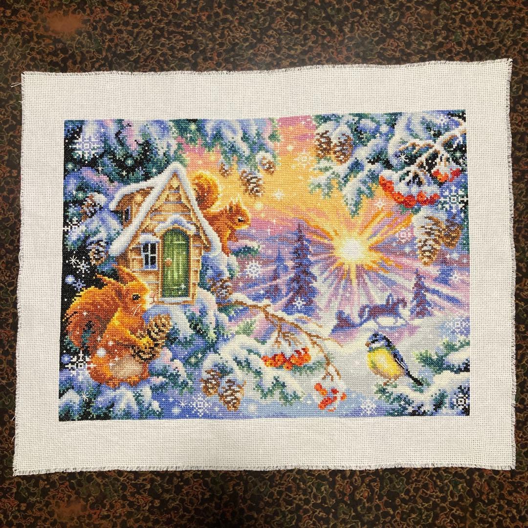 クロスステッチ完成品　winter morning 冬の朝　　風景リスと小屋