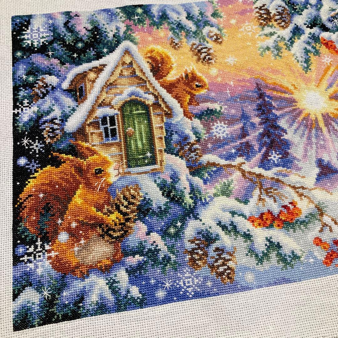 クロスステッチ完成品　winter morning 冬の朝　　風景リスと小屋