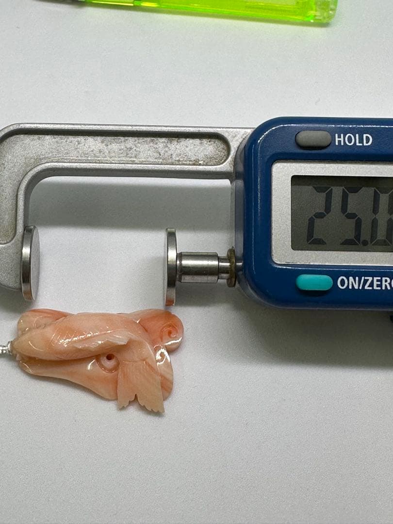 天然珊瑚ピンク色の魚型彫刻　美しいペンダント