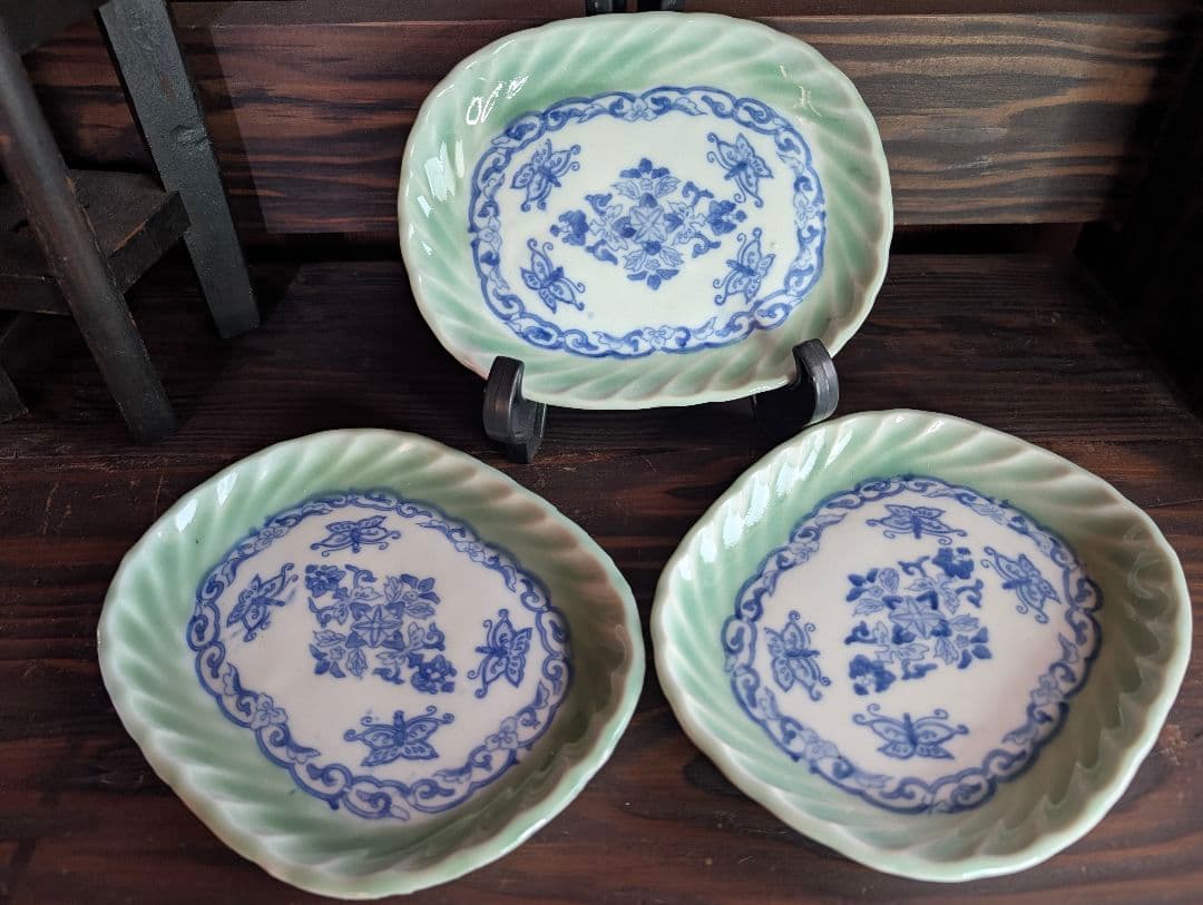 伊万里 明治〜大正　青磁 ねじり 花蝶唐草図 小判形皿（変形皿）3枚 在銘 ②