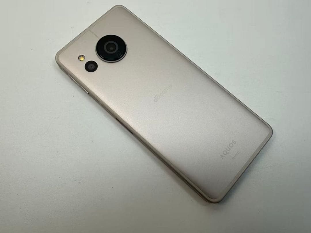 美品 Aquos sense8 docomo 128GB ライトカッパー