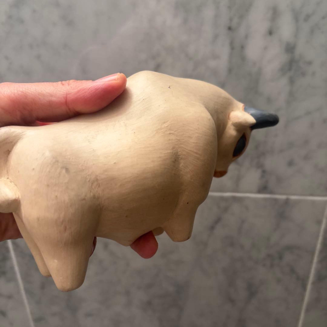 【希少・作家物】ペルー縁起物バッファローのモダンな雰囲気の陶器オブジェ 縁起物