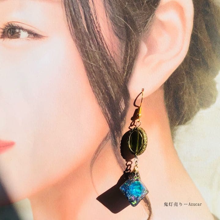 宇宙と星屑閉じ込めた蓄光フローライトピアス　イヤリング