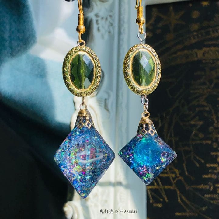 宇宙と星屑閉じ込めた蓄光フローライトピアス　イヤリング