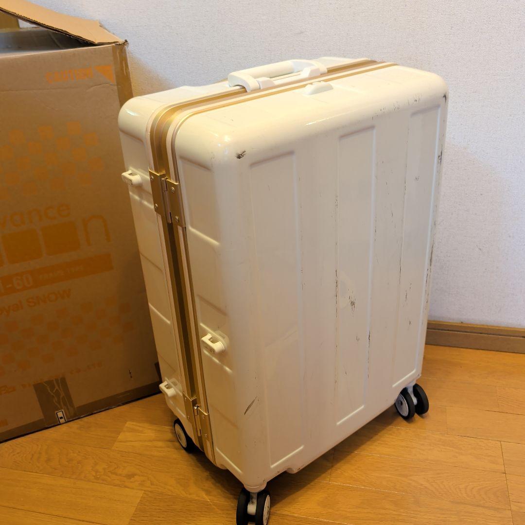 アルミフレーム　アドヴァンスブーン スーツケース 67L ホワイト 60cm