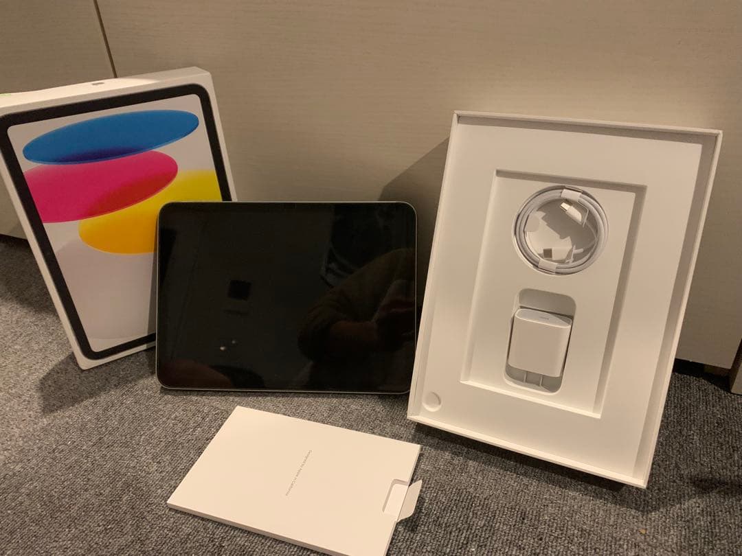 Apple iPad (A16) シルバー 本体 カバー・スタンド付き