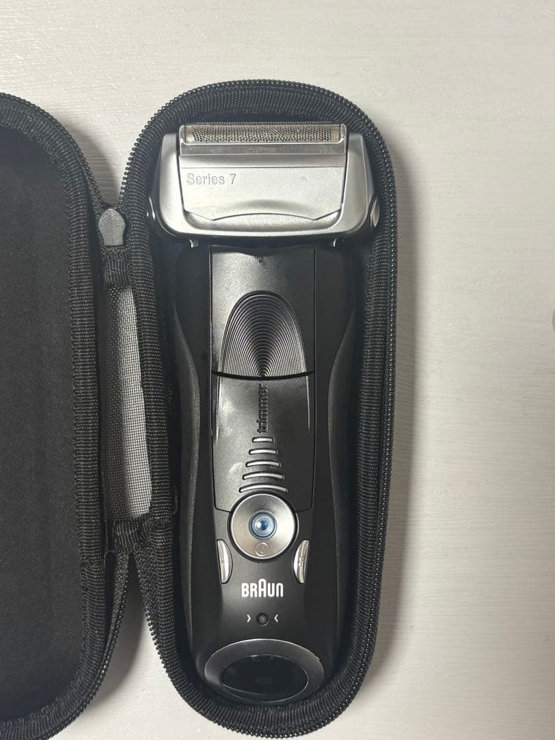 ブラウンBraun Series 7メンズシェーバー洗浄器付き