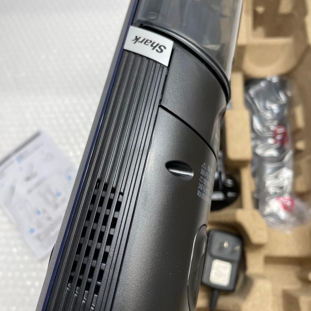 【E28】　Shark 充電式ハンディクリーナー WV210J