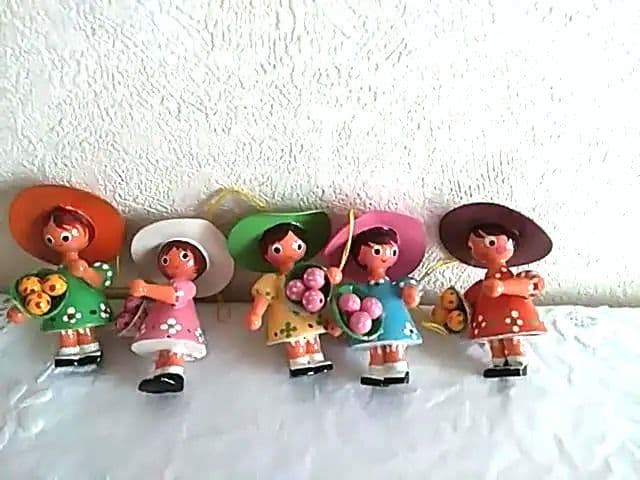 ドイツ　エルツ　木製　花束持った女の子5人　色違いお洋服とお帽子　クリスマス