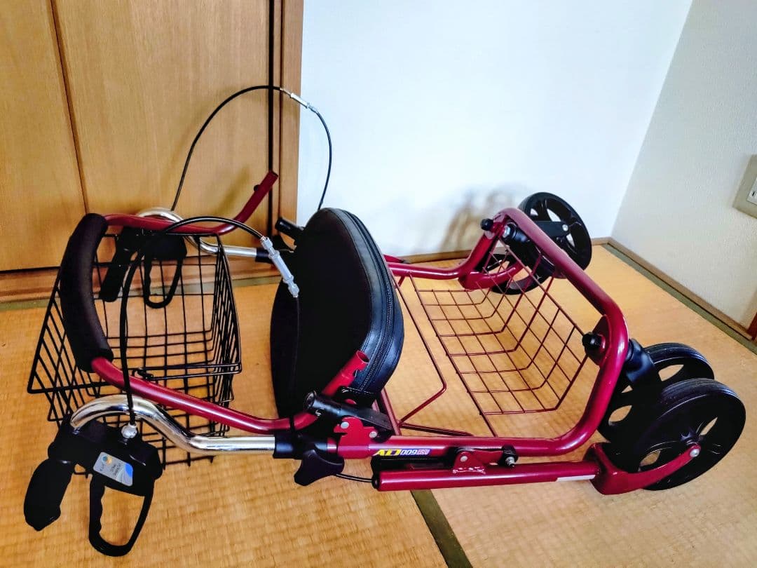 赤い歩行器 バスケット付き