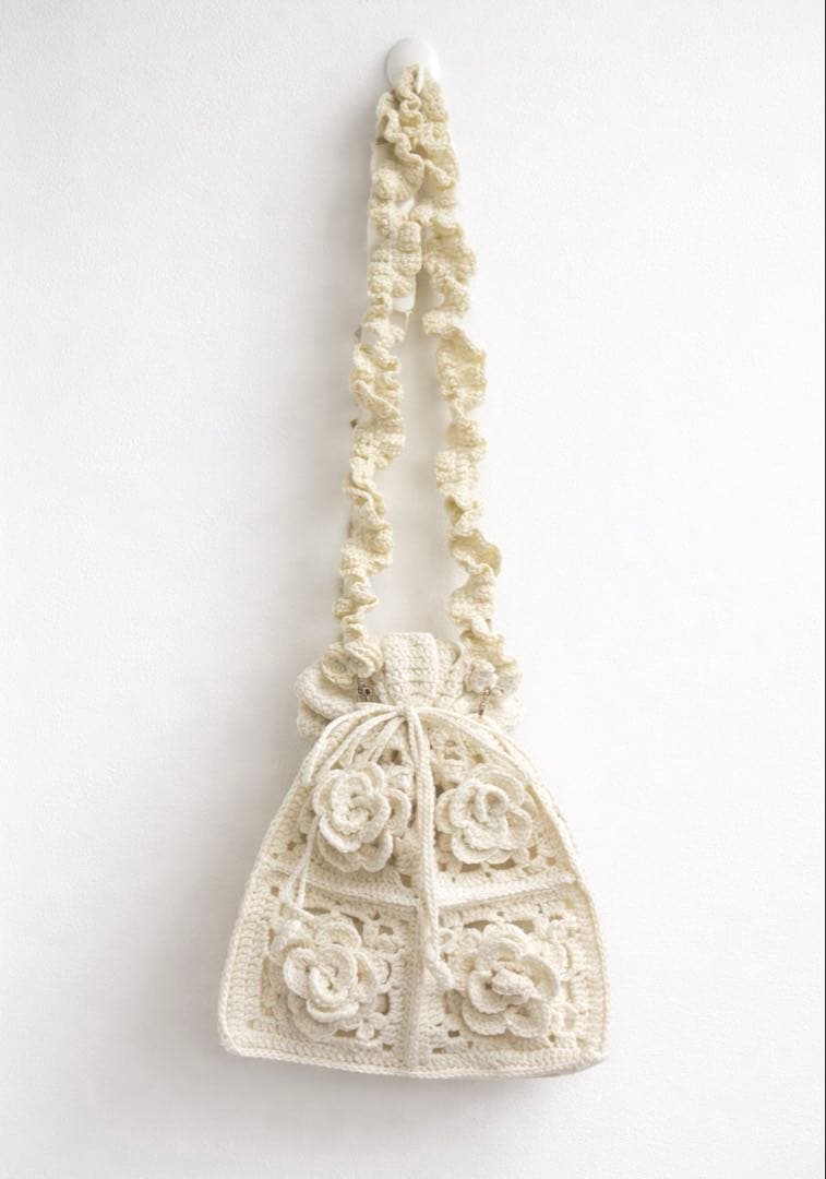 バラ　巾着バック　編み物　白色　グラニースクエア　ショルダー　ハンドメイド