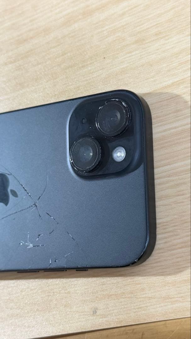 iPhone15 128GB SIMフリー / 背面割れあり / 動作良好