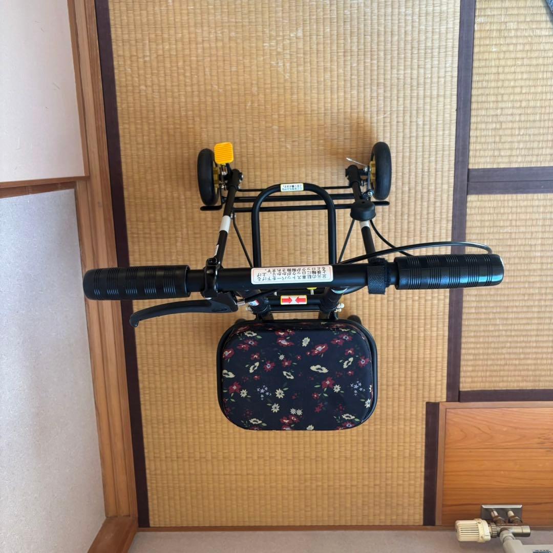 折りたたみ式 シルバーカー 黒と花柄