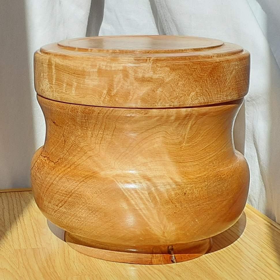 小物入れ 栃(トチ) 幅16.1cm 高14.9cm フタ付 杢 木製 超銘木