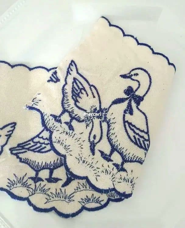 アヒル刺繍　ブルーのコットンリネントリム　棚飾り